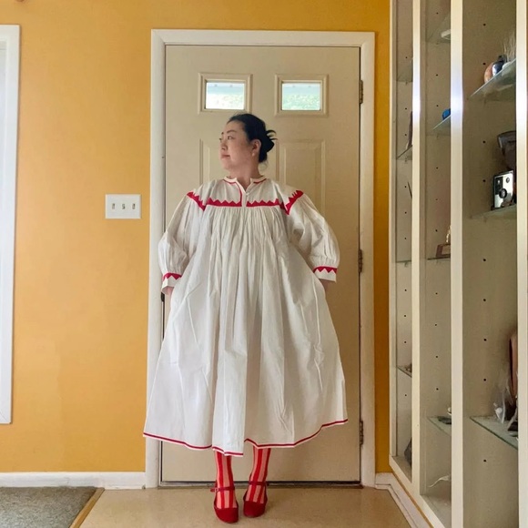 Elegant White and Red Midi Dress - Picture 4 of 10